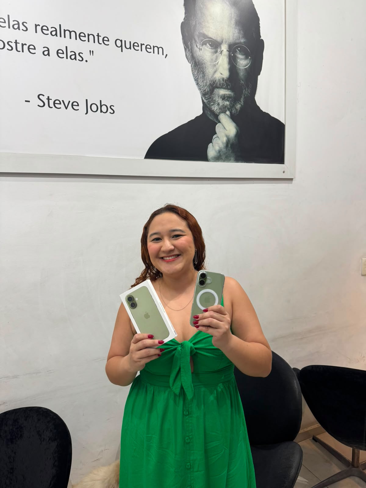 Cliente de vestido verde com o iPhone novo na loja iPlanet