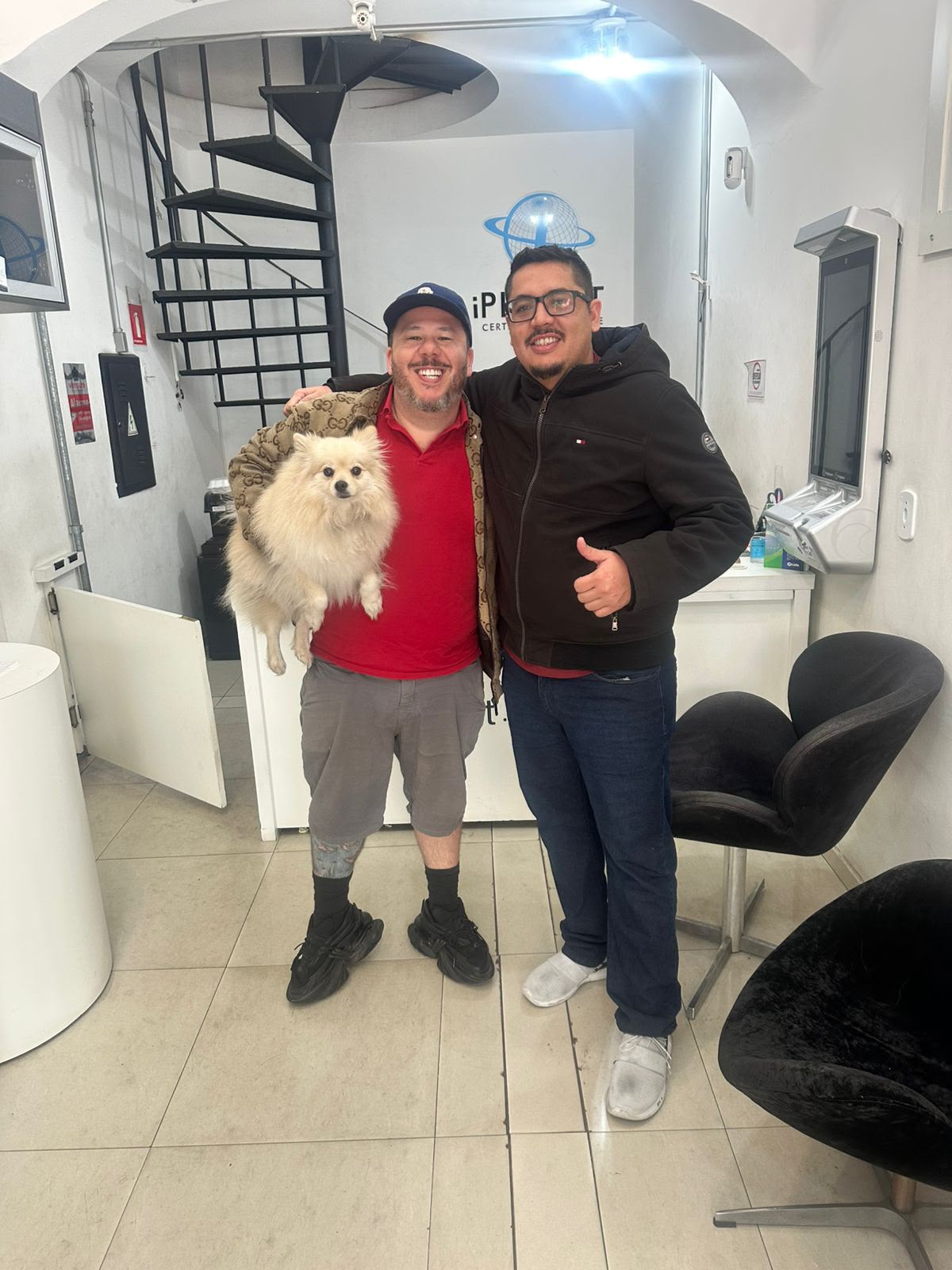 Clientes com o pet na loja iPlanet