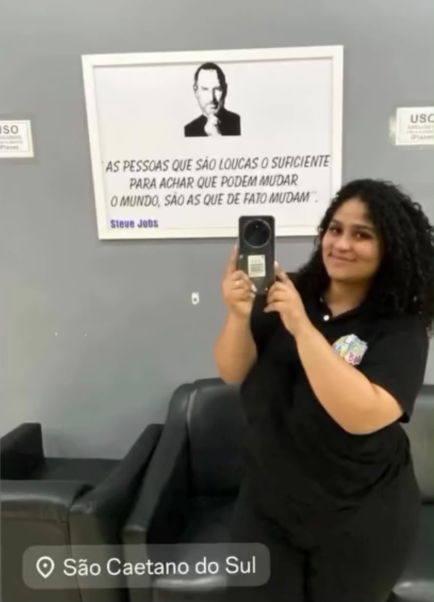 Cliente fotografando o celular na sala de espera da iPlanet em São Caetano do Sul